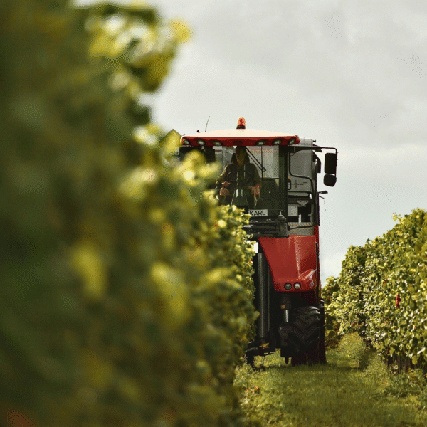 Landwirtschaftlicher Betrieb mit Traktor im Feld
